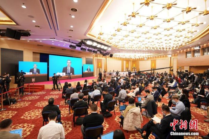 圖為記者在梅地亞中心多功能廳采訪。<a target='_blank' ><p  align=