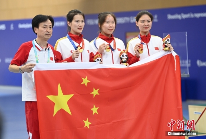 8月1日，第31屆世界大學(xué)生夏季運(yùn)動(dòng)會(huì)女子25米手槍團(tuán)體決賽在四川成都舉行，中國(guó)隊(duì)獲得冠軍。圖為中國(guó)隊(duì)選手熊亞瑄(左二)、林雅茜(右二)、王珂怡(右一)等站在領(lǐng)獎(jiǎng)臺(tái)上合影。<a target='_blank' href='/'><p  align=