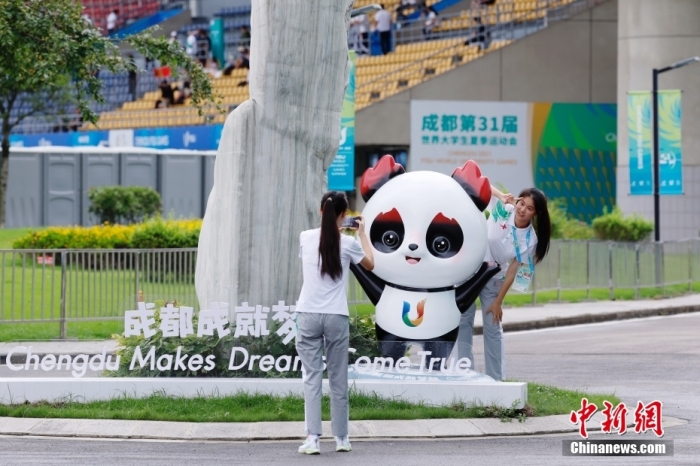 志愿者在比賽場館外與吉祥物景觀合影。<a target='_blank' href='/'><p  align=